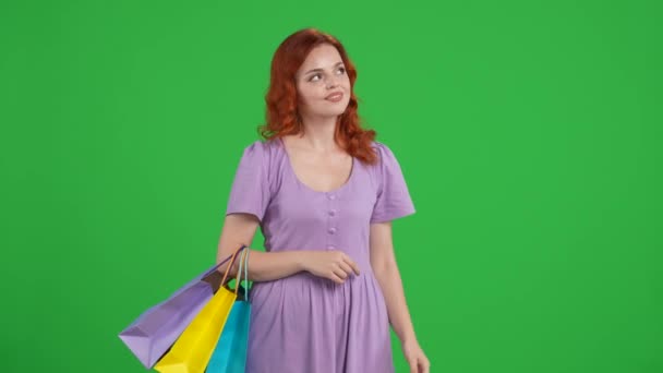 Κοκκινομάλλα Γυναίκα Σακούλες Για Ψώνια Δείχνει Δείκτη Του Χεριού Της — Αρχείο Βίντεο