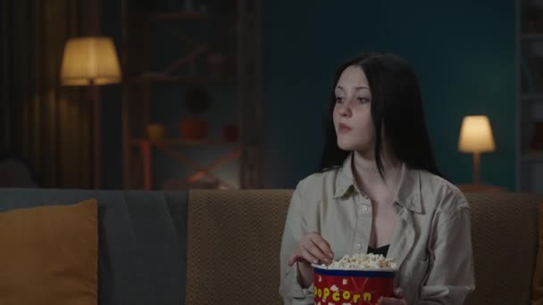 사랑과 창조적 시간을 보내는 커플의 초상화 소녀는 영화를보고 팝콘을 먹는다 — 비디오