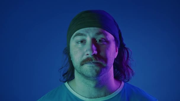 분홍색과 파란색 배경에 스튜디오에서 밴드에 Mustachioed 남자의 초상화 남자는 와우와 — 비디오