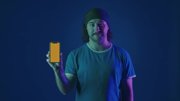 Muž Ukázal Ukazováčkem Zelenou Obrazovku Svého Chytrého Telefonu Ukázal Palec — Stock video