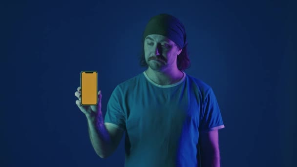 Uomo Tiene Uno Smartphone Con Uno Schermo Verde Annuisce Affermativamente — Video Stock