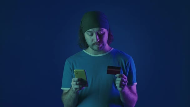 온라인 남자는 카드와 스마트 온라인 상점에서 구매를 머리를 녹색과 분홍색 — 비디오