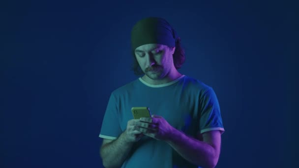 Man Skriver Ett Meddelande Smartphone Tittar Igenom Sin Feed Sociala — Stockvideo