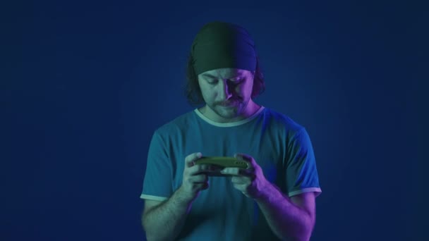 Een Gespannen Man Speelt Een Online Spel Zijn Smartphone Wint — Stockvideo