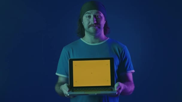 Muž Ukáže Zblízka Zelenou Obrazovku Notebooku Pochvalně Kývne Hlavou Aby — Stock video