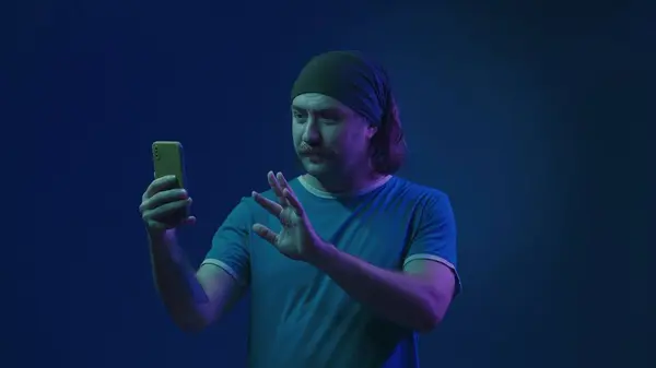 Uomo Sta Parlando Una Videochiamata Utilizzando Uno Smartphone Prendendo Selfie — Foto Stock