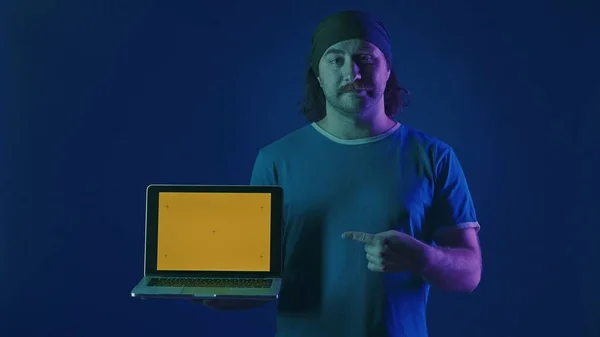 Mannen Pekar Den Gröna Laptopskärmen Sina Händer Man Med Bärbar — Stockfoto
