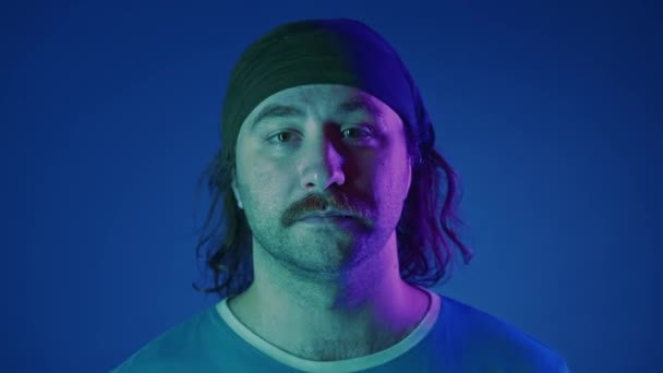 Porträtt Leende Mustasch Långhårig Man Med Ett Pannband Nära Håll — Stockvideo