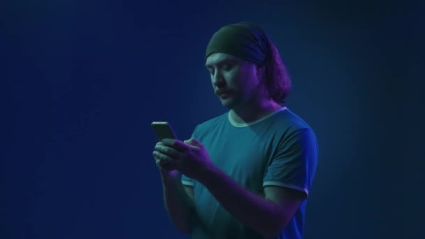 Muž Prohlíží Sociální Sítě Píše Zprávu Smartphone Přemýšlí Textu Muž — Stock video