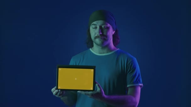 Homem Mostra Uma Tela Tablet Verde Perto Acenando Com Cabeça — Vídeo de Stock