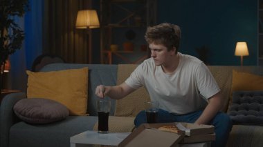 İlk ilişkiler yaratıcı konsept. Boş zamanlarını geçiren genç bir çiftin portresi. Oğlan tek başına kızların bardağına kola koyuyor. Bir kızın gelip içmesini bekliyorum..