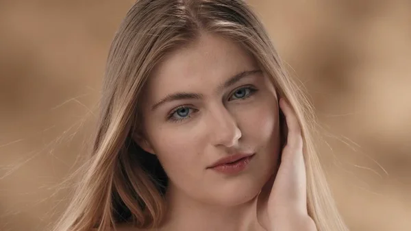 Skottet Närbild Ung Vacker Kvinna Med Naken Makeup Och Blont — Stockfoto