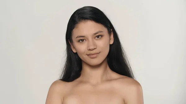 美しさとスキンケアの創造的なコンセプト 魅力的な若いモデルのクローズアップスタジオショット カメラで自然なメイクと長い髪の笑顔を持つ美しいアジアの少女 — ストック写真