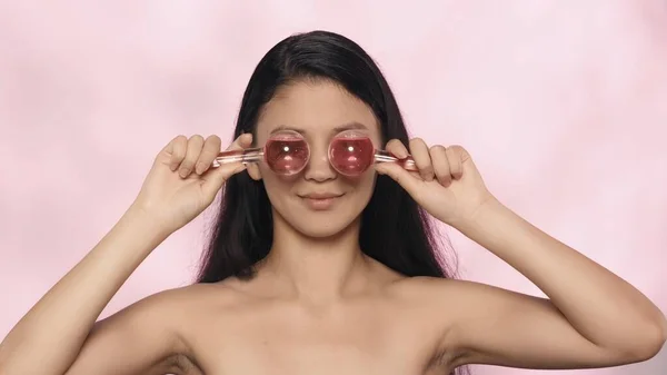 美容美发治疗创意理念 Closeup工作室拍摄的迷人的年轻模特 美丽的亚洲女孩 头上拿着冰球状的玻璃球 — 图库照片