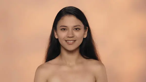 美容美发治疗创意理念 Closeup工作室拍摄的迷人的年轻模特 美丽的亚洲女孩 有着长长的闪亮的头发 裸体的妆容 在镜头前微笑着 — 图库照片