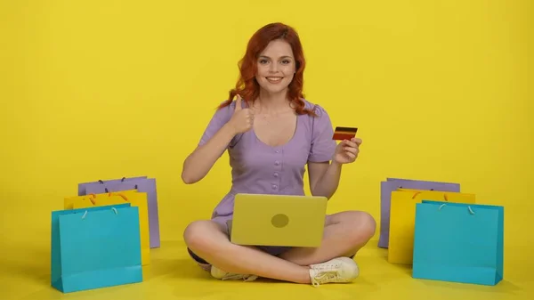 Uma Mulher Faz Uma Compra Uma Loja Online Usando Laptop — Fotografia de Stock
