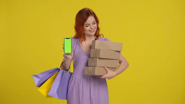 Молодая Женщина Пакетами Бумажными Коробками Показывает Зеленый Экран Смартфона Рыжая — стоковое фото