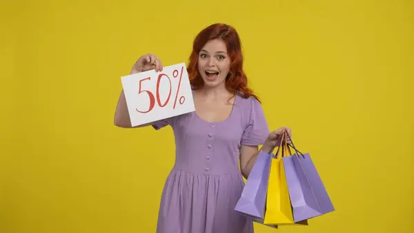 Žena Drží Nákupní Tašky Ukazuje Nápis Padesát Procent Spokojenost Shopaholic — Stock fotografie