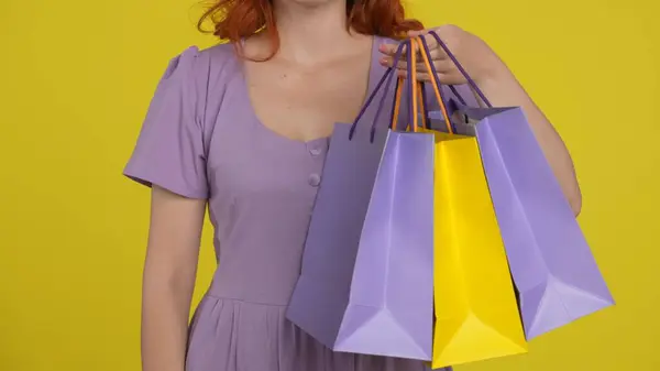 Las Bolsas Compras Coloridas Una Mano Mujer Cierran Mujer Con —  Fotos de Stock