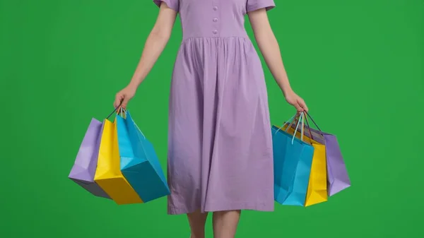 Sacos Compras Coloridos Nas Mãos Uma Mulher Ambulante Uma Mulher — Fotografia de Stock
