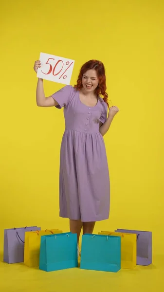 Счастливая Рыжеволосая Женщина Окружении Сумки Плакатом Надписью Пятьдесят Процентов Женщина — стоковое фото