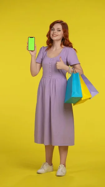 Charmante Rothaarige Frau Die Ein Smartphone Mit Grünem Bildschirm Hält — Stockfoto