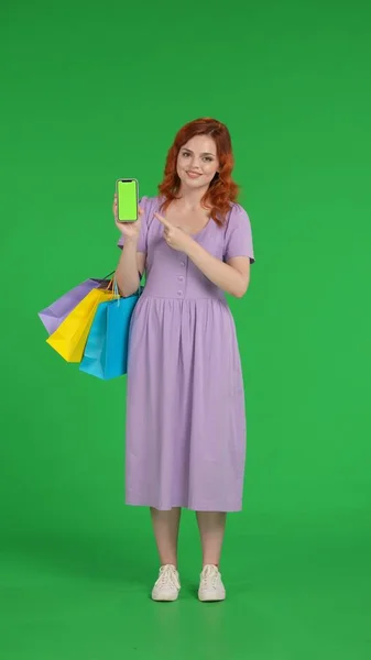 Uma Mulher Com Sacos Compras Aponta Dedo Indicador Para Tela — Fotografia de Stock