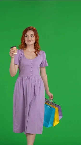 Eine Zufriedene Shopaholic Frau Mit Einkaufstüten Und Einer Tasse Kaffee — Stockfoto