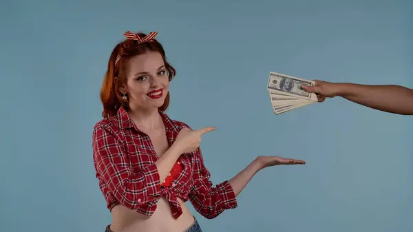 Rámu Vejde Mladá Žena Podívá Kamery Ukazuje Prstem Peníze Které — Stock fotografie