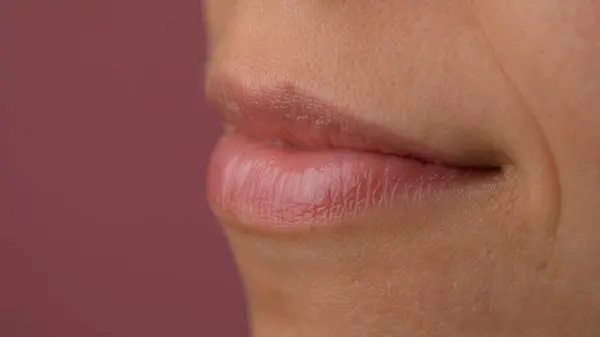Hautbeschaffenheit Und Schönheit Kreatives Konzept Großaufnahme Weiblicher Modell Rosa Lippen — Stockfoto