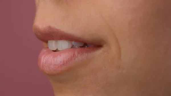 Struktura Skóry Piękno Kreatywne Pojęcie Zbliżenie Kobiecych Wzorcowych Różowych Ust — Zdjęcie stockowe