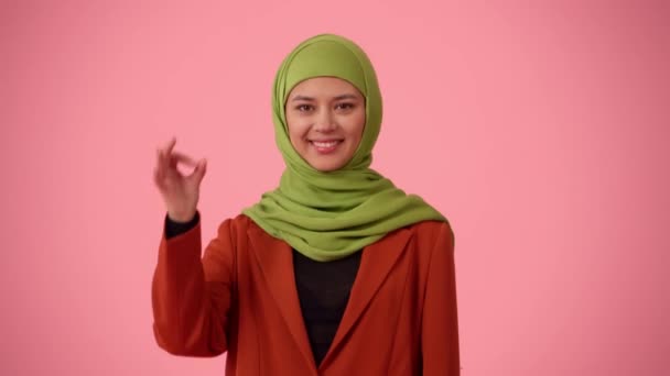 Közepes Méretű Elszigetelt Videó Egy Vonzó Fiatal Nőről Aki Hidzsábot — Stock videók