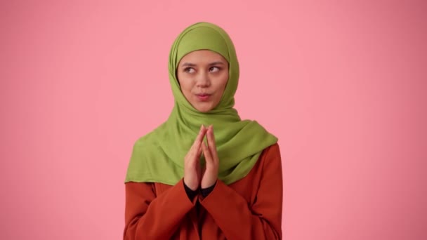 Közepes Méretű Elszigetelt Videó Egy Vonzó Fiatal Nőről Aki Hidzsábot — Stock videók
