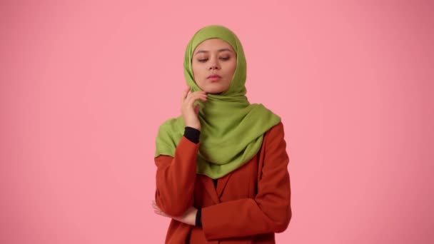 Medium Sized Isolated Video Capturing Attractive Young Woman Wearing Hijab — Stock Video