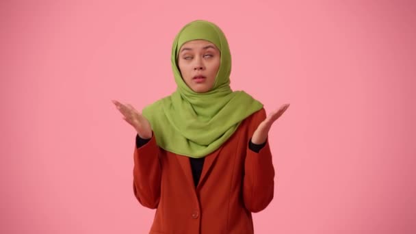 Mittelgroßes Isoliertes Video Das Eine Attraktive Junge Frau Hijab Und — Stockvideo