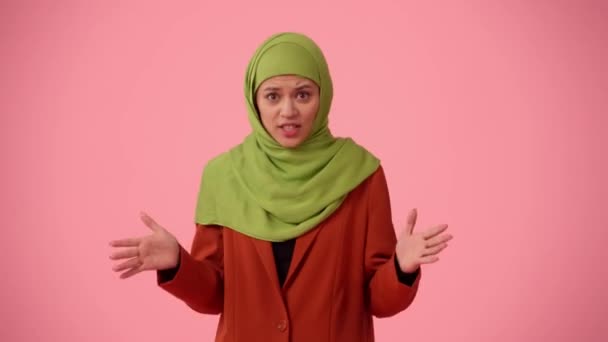 Vídeo Isolado Tamanho Médio Capturando Uma Jovem Atraente Vestindo Hijab — Vídeo de Stock