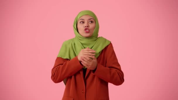 中規模の隔離されたビデオは ヒジャーブ ベールを身に着けている魅力的な若い女性をキャプチャします 彼女は手を振り 目を転がし 怒りで叫んでいる 多様性のための場所 — ストック動画