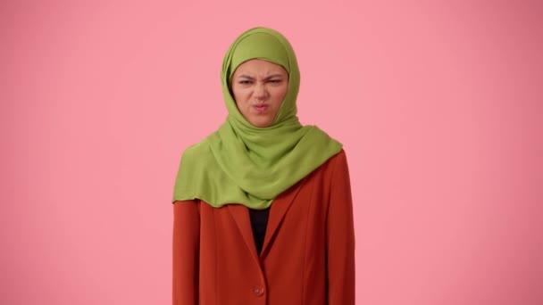 中規模の隔離されたビデオは ヒジャーブ ベールを身に着けている魅力的な若い女性をキャプチャします 彼女は嫌悪感と嫌悪感を抱き 頭を揺さぶっている 多様性のための場所 — ストック動画