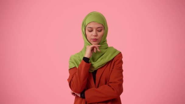 Mellemstor Isoleret Video Fanger Attraktiv Ung Kvinde Iført Hijab Slør – Stock-video