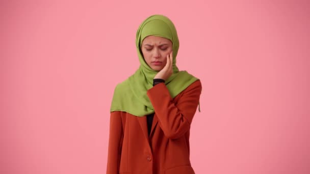 Vídeo Isolado Tamanho Médio Capturando Uma Jovem Atraente Vestindo Hijab — Vídeo de Stock
