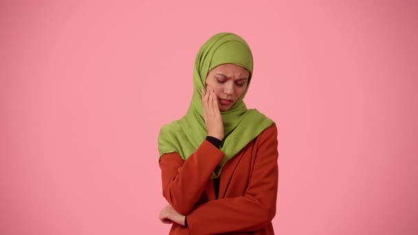Średniej Wielkości Odosobniony Filmik Rejestrujący Atrakcyjną Młodą Kobietę Noszącą Hidżab — Wideo stockowe