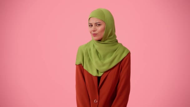 Medium Sized Isolated Video Capturing Attractive Young Woman Wearing Hijab — Stock Video