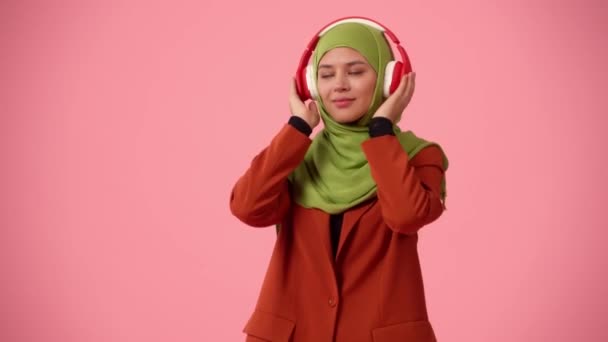 Середнього Розміру Ізольоване Відео Захоплює Привабливу Молоду Жінку Хіджабі Вуаль — стокове відео