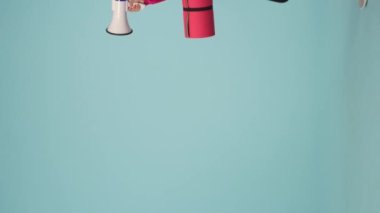 Tam ölçekli, izole edilmiş bir video, spor giysili ve tesettürlü bir kadın, Sheila, çerçevede yürüyor, hoparlör aracılığıyla konuşuyor. Reklam için yer, promosyon, spor