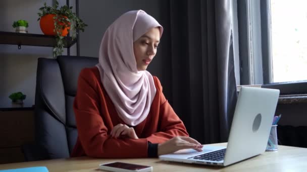 Mittelgroßes Video Das Eine Attraktive Junge Frau Mit Hijab Und — Stockvideo