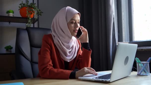 Medium Sized Video Capturing Attractive Young Woman Wearing Hijab Veil — Stock Video