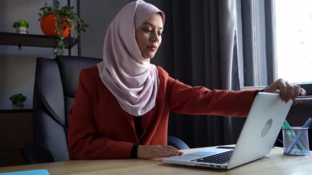 Vídeo Tamaño Mediano Que Captura Una Atractiva Joven Con Hiyab — Vídeo de stock