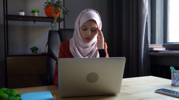 Mittelgroßes Video Dem Eine Attraktive Junge Frau Einem Hijab Vor — Stockvideo