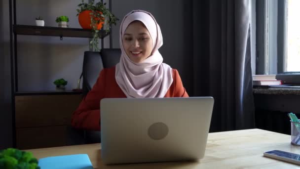 Vídeo Tamaño Mediano Que Captura Una Joven Atractiva Hijab Sentado — Vídeos de Stock
