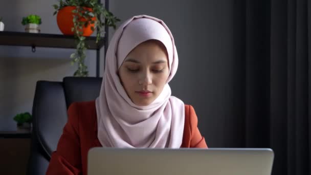 Średniej Klasy Filmik Rejestrujący Atrakcyjną Młodą Kobietę Noszącą Hidżab Welon — Wideo stockowe